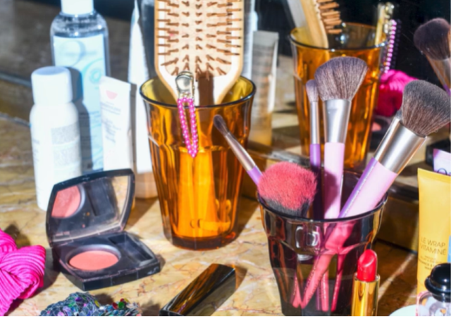 KHÔNG CHỈ LÀ CÁI LY: 3 BÍ KÍP “BIẾN HÌNH” THÀNH VẬT DỤNG DECOR ĐA NĂNG