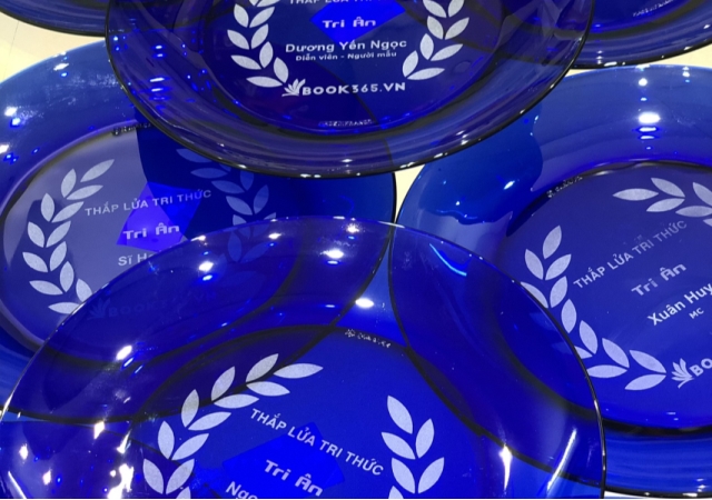 Quà Tặng Cuối Năm: Truyền thông thương hiệu dễ dàng với dịch vụ In Khắc Logo Doanh Nghiệp 